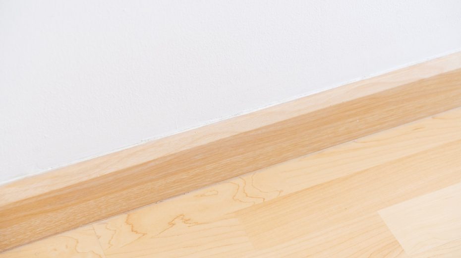 Eine Hohlheckleiste aus Holz auf einem Holzboden.