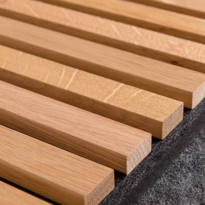Nahaufnahme einer Akustikpaneele aus Holz mit Filzuntergrund