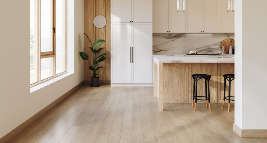 Helle moderne Küche mit Laminatboden und MDF Fußleisten
