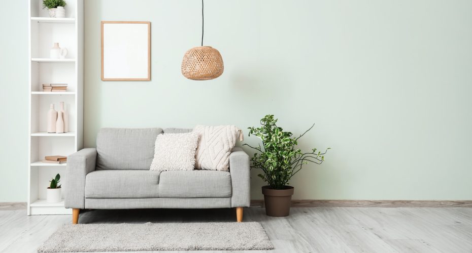 Modernes Wohnzimmer mit grauem Laminat und grauer Sockelleiste MDF