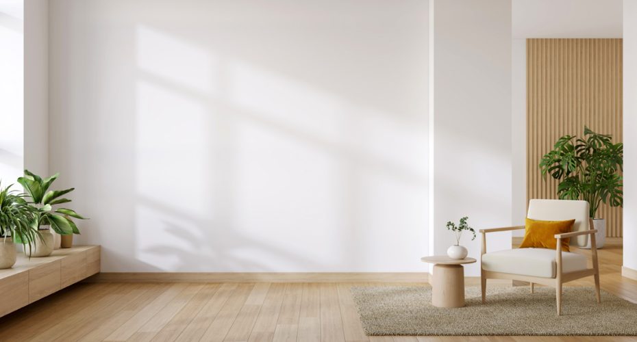 Zimmer im skandinavischen Stil mit hellbraunem Holzboden und Sockelleiste MDF oder Holz in gleicher Farbe