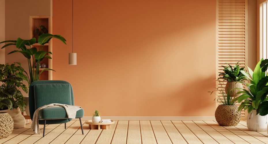 Pfirsichfarbenes Wohnzimmer mit hellem Holzboden und gleichfarbigen Sockelleisten MF oder Holz