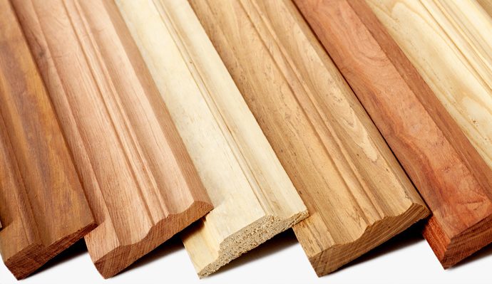 Mehrere unterschiedlich profilierte und farblich variierende Holzsockelleisten nebeneinander liegend