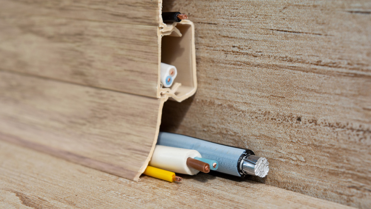 Kabel an Fußleiste befestigen: Einfach, sauber, sicher